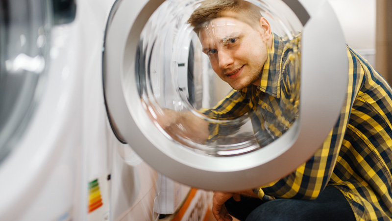 hombre-comprando-lavadora